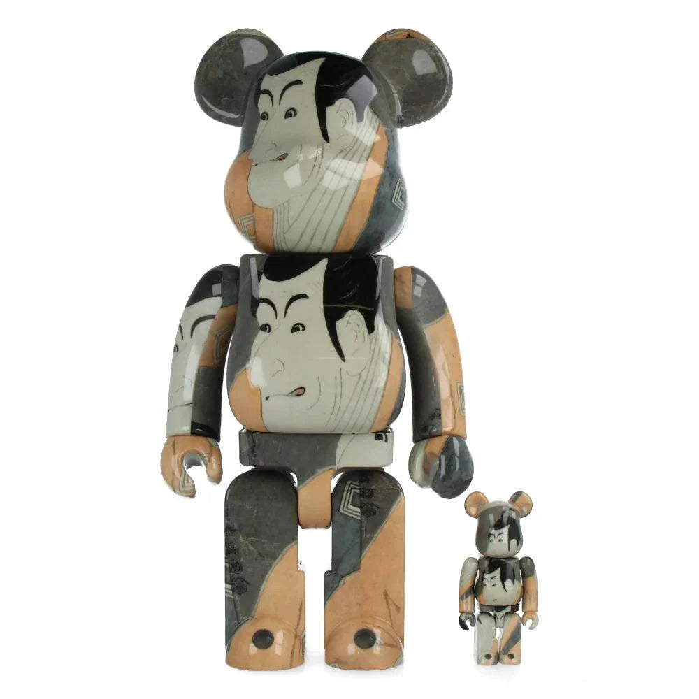 400% & 100% Bearbrick sæt featuring Toshusai Sharaku's Ichikawa Ebizo IV portrait, Edo-period kabuki art.
