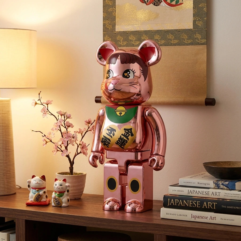 1000% Bearbrick - Peko-Chan Maneki Neko (Pink Gold) | 1000% Bearbrick - Peko-Chan Maneki Neko (Pink Gold) | Køb hos Bearbrick.dk